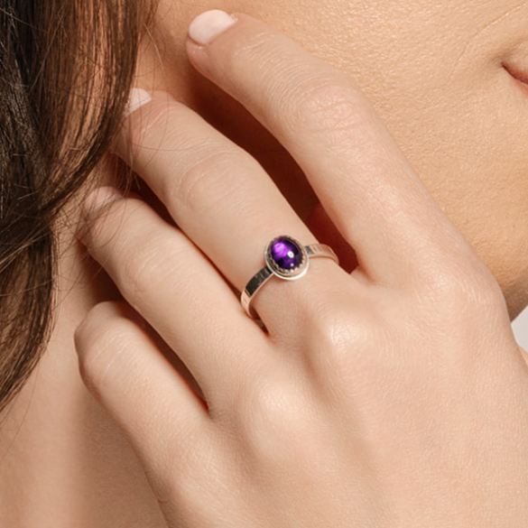 
                
                    Load image into Gallery viewer, Ria ring with amethyst on model.
                
            