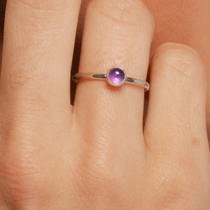 
                
                    Load image into Gallery viewer, Facet Ring in closeup on model hand with amethyst.
                
            
