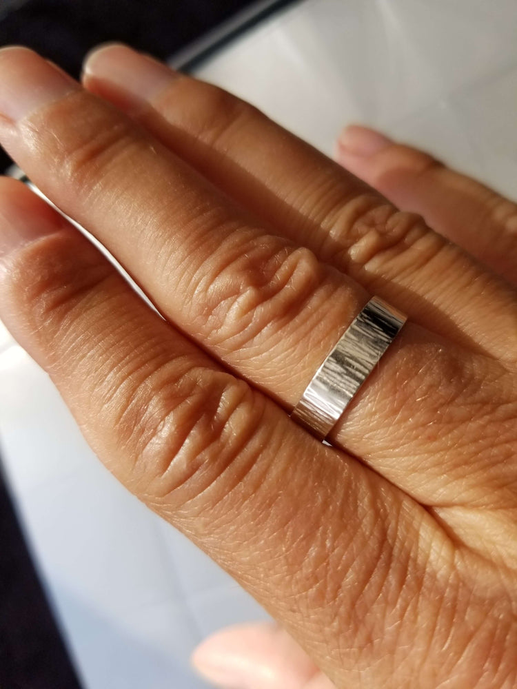 
                
                    Load image into Gallery viewer, Aspen Bark Ring on hand model!
                
            