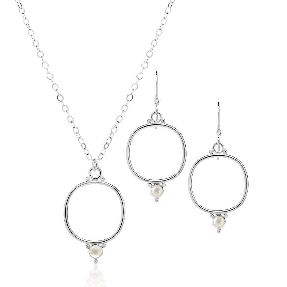 Cushion frame dewdrop set with moonstone.